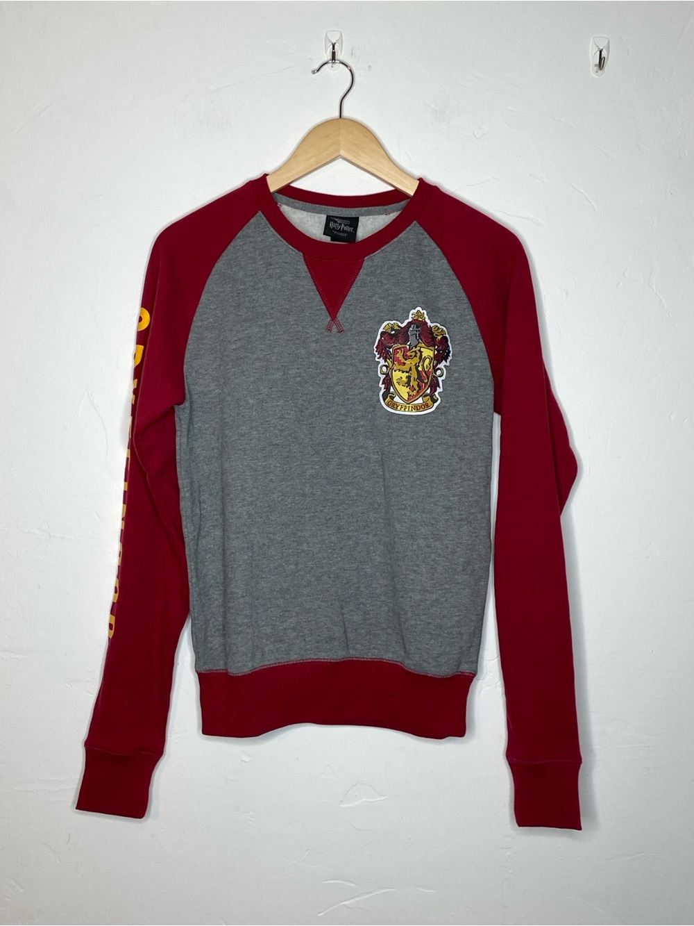 Universal Studios XS Wizarding World Of Harry Potter Gryfindor Crewneck